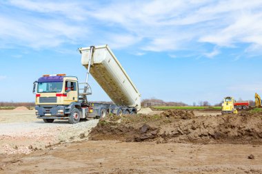 Kargoyu, kesiri, küçük ezilmiş taşı boşaltmak için karavanı kaldırıldı..