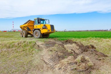 Çöp kamyonu inşaat alanında naklediliyor..