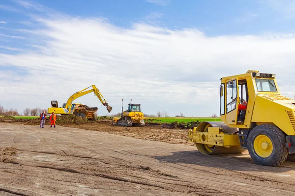 Proyecto Está Progreso Excavadora Está Llenando Camión Volquete Con Tierra — Foto de Stock