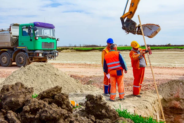 Εργάτες Περιμένουν Τον Εκσκαφέα Τελειώσει Σκάψιμο Στο Εργοτάξιο — Φωτογραφία Αρχείου