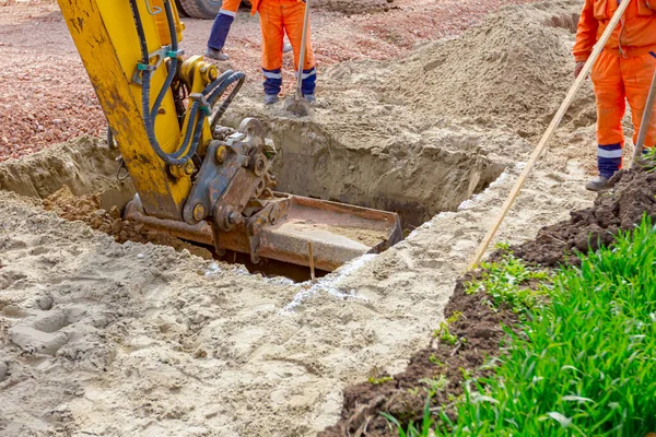 Vista Bassa Sulle Gambe Dei Lavoratori Attesa Che Escavatore Finisca — Foto Stock