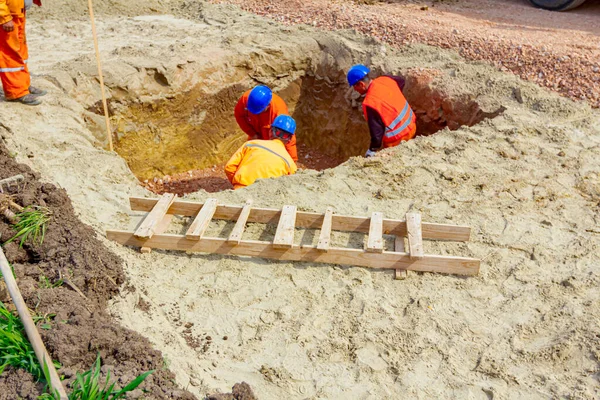 Arbeiter Setzen Schaufeln Ein Einem Quadratischen Graben Ein Ebenes Fundament — Stockfoto