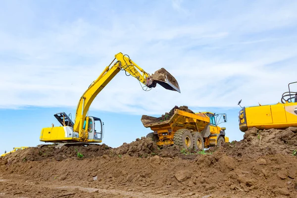 Big Excavator Filling Dumper Truck Soil Construction Site Project Progress — Stock Photo, Image