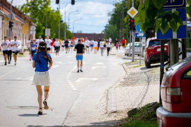 Büyük bir koşucu grubu, bir sokak maratonunda koşan sporcular, şehir yarışında koşan bir kalabalık..