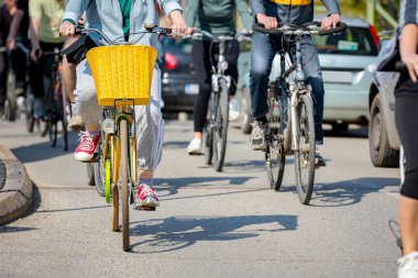 Bisiklet süren, şehirde bisiklete binen, kalabalık içinde araba kullanan bir grup genç, trafikteki ve kentsel çevredeki bisikletçiler için tehlikelere dikkat çekmeye çalışıyor.. 