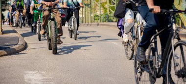 Bisiklet süren, şehirde bisiklete binen, kalabalık içinde araba kullanan bir grup genç, trafikteki ve kentsel çevredeki bisikletçiler için tehlikelere dikkat çekmeye çalışıyor.. 