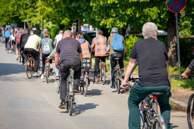 Bisiklet süren, şehirde bisiklete binen, kalabalık içinde araba kullanan bir grup genç, trafikteki ve kentsel çevredeki bisikletçiler için tehlikelere dikkat çekmeye çalışıyor.. 