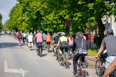 Bisiklet süren, şehirde bisiklete binen, kalabalık içinde araba kullanan bir grup genç, trafikteki ve kentsel çevredeki bisikletçiler için tehlikelere dikkat çekmeye çalışıyor.. 