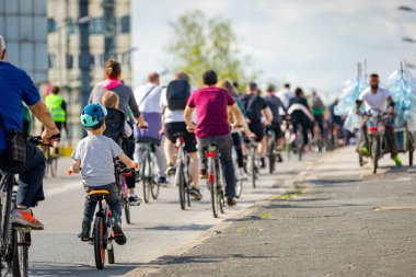 Çocuklar bisiklet sürerken, şehirde bisiklet sürerken, kalabalık içinde araba kullanırken bisikletçiler için trafik ve kentsel çevredeki tehlikelere dikkat çekmeye çalışırlar.. 