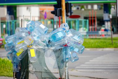 Motosiklete bağlı yüklü karavan, içi boş plastik şişelerle dolu bisiklet, geri dönüşüm için toplanan atık