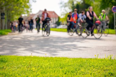Bisiklet süren, şehirde bisiklete binen, kalabalık içinde araba kullanan bir grup genç, trafikteki ve kentsel çevredeki bisikletçiler için tehlikelere dikkat çekmeye çalışıyor.. 