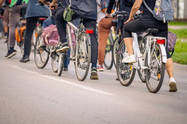 Bisiklet süren, şehirde bisiklete binen, kalabalık içinde araba kullanan bir grup genç, trafikteki ve kentsel çevredeki bisikletçiler için tehlikelere dikkat çekmeye çalışıyor.. 