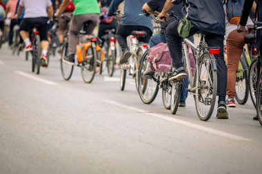 Bisiklet süren, şehirde bisiklete binen, kalabalık içinde araba kullanan bir grup genç, trafikteki ve kentsel çevredeki bisikletçiler için tehlikelere dikkat çekmeye çalışıyor.. 