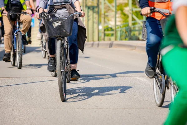 Bisiklet süren, şehirde bisiklete binen, kalabalık içinde araba kullanan bir grup genç, trafikteki ve kentsel çevredeki bisikletçiler için tehlikelere dikkat çekmeye çalışıyor.. 