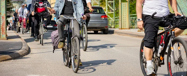 Bisiklet süren, şehirde bisiklete binen, kalabalık içinde araba kullanan bir grup genç, trafikteki ve kentsel çevredeki bisikletçiler için tehlikelere dikkat çekmeye çalışıyor.. 