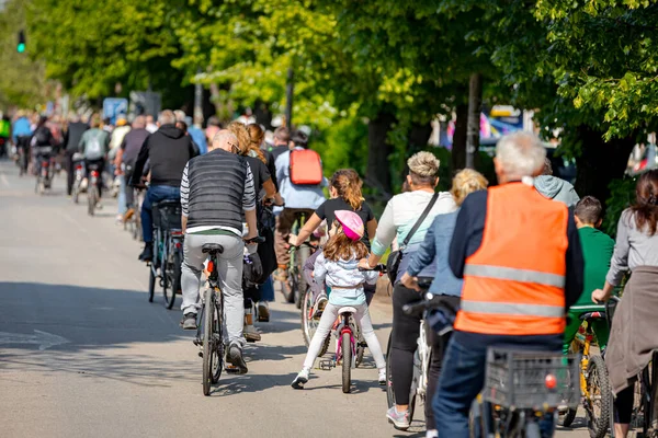 Çocuklar bisiklet sürerken, şehirde bisiklet sürerken, kalabalık içinde araba kullanırken bisikletçiler için trafik ve kentsel çevredeki tehlikelere dikkat çekmeye çalışırlar.. 