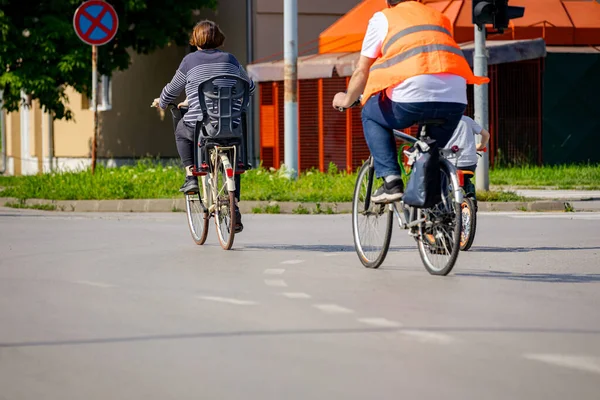 Çocuklar bisiklet sürerken, şehirde bisiklet sürerken, kalabalık içinde araba kullanırken bisikletçiler için trafik ve kentsel çevredeki tehlikelere dikkat çekmeye çalışırlar.. 