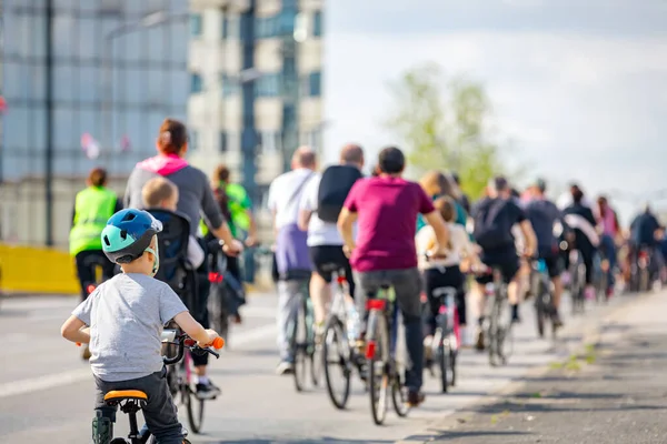 Çocuklar bisiklet sürerken, şehirde bisiklet sürerken, kalabalık içinde araba kullanırken bisikletçiler için trafik ve kentsel çevredeki tehlikelere dikkat çekmeye çalışırlar.. 