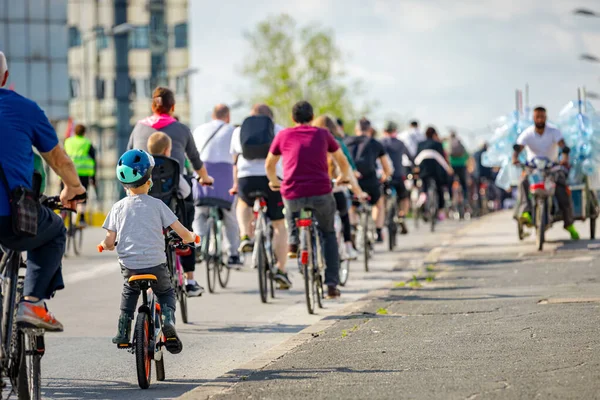 Çocuklar bisiklet sürerken, şehirde bisiklet sürerken, kalabalık içinde araba kullanırken bisikletçiler için trafik ve kentsel çevredeki tehlikelere dikkat çekmeye çalışırlar.. 