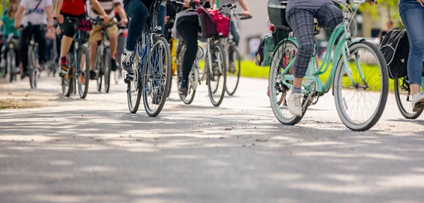 Bisiklet süren, şehirde bisiklete binen, kalabalık içinde araba kullanan bir grup genç, trafikteki ve kentsel çevredeki bisikletçiler için tehlikelere dikkat çekmeye çalışıyor.. 