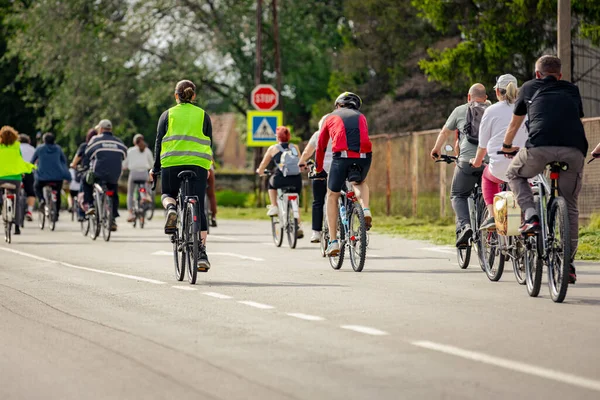 Bisiklet süren, şehirde bisiklete binen, kalabalık içinde araba kullanan bir grup genç, trafikteki ve kentsel çevredeki bisikletçiler için tehlikelere dikkat çekmeye çalışıyor.. 