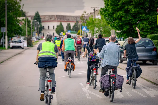 Bisiklet süren, şehirde bisiklete binen, kalabalık içinde araba kullanan bir grup genç, trafikteki ve kentsel çevredeki bisikletçiler için tehlikelere dikkat çekmeye çalışıyor.. 