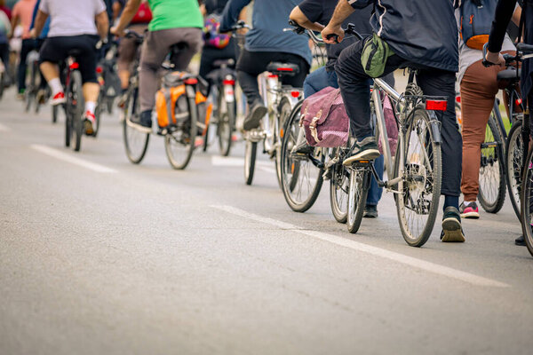 Группа молодых людей ездит на велосипеде, ездит на велосипеде по городу, едет в толпе они пытаются привлечь внимание к опасности для велосипедистов в движении, городской среде. 