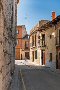 Tordesillas, Valladolid, İspanya Şehir merkezinde dar tarihi bir cadde boyunca eski bir ev cephesi manzarası.