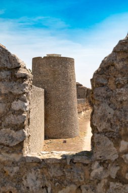 Uruena, Valladolid, İspanya Açık bir gökyüzünün altındaki ortaçağ duvarından bir kule manzarası.