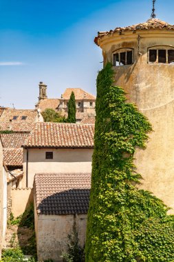 Uruena, Valladolid, İspanya Geleneksel taş evleri olan tarihi köyün içindeki eski caddelerin manzarası.