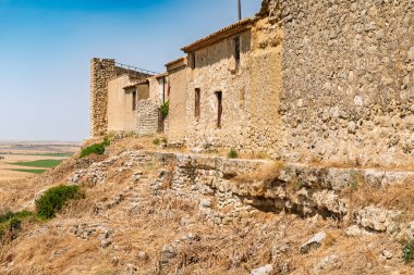 Uruena, Valladolid, İspanya Geleneksel taş evleri olan tarihi köyün içindeki eski caddelerin manzarası.
