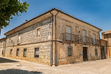 Uruea, Valladolid, İspanya Geleneksel taş evleri olan tarihi köyün içindeki eski caddelerin manzarası.
