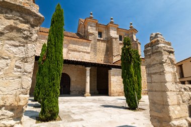 Uruea, Valladolid, İspanya Köyün arka planında kilisesi olan taştan eski caddeleri.