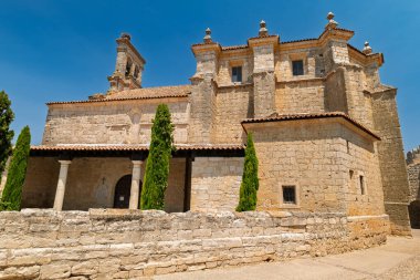 Uruea, Valladolid, İspanya Köyün arka planında kilisesi olan taştan eski caddeleri.