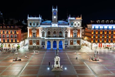 Valladolid, İspanya 'nın panoramik gece manzaralı Plaza Mayor, dünyanın dört bir yanından turistler tarafından sık sık ziyaret edilen canlı bir meydan..