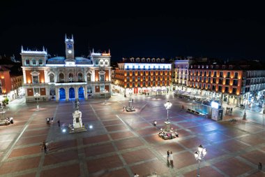 Valladolid, İspanya 'nın panoramik gece manzaralı Plaza Mayor, dünyanın dört bir yanından turistler tarafından sık sık ziyaret edilen canlı bir meydan..