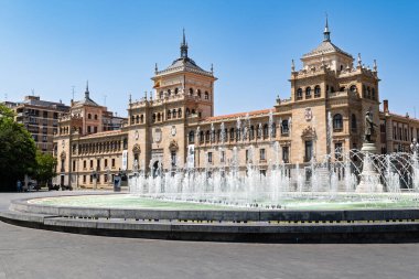 Valladolid, İspanya 2 Ağustos 2025 Tarihi Süvari Akademisi binasının arka planında çeşme manzarası.