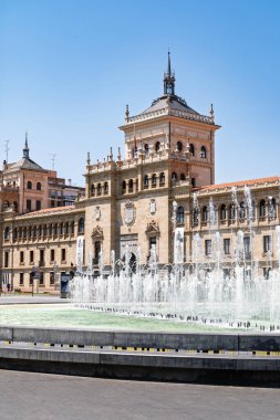 Valladolid, İspanya 2 Ağustos 2025 Tarihi Süvari Akademisi binasının arka planında çeşme manzarası.