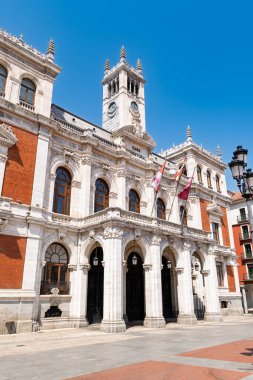 Valladolid, İspanya Ana Meydanı 'ndaki belediye binasının gündüz manzarası.