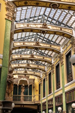Valladolid, İspanya 2 Ağustos 2025 Pasaje Gutierrez manzaralı, tarihi bir galeri cam çatılı ve zarif mimarisi şehir merkezinde..