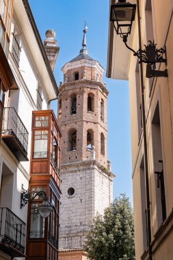 Valladolid, İspanya. Eski evler arasında yükselen bir çan kulesi manzarası tarihi şehrin cazibesini vurguluyor..