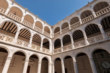 Valladolid, İspanya 2 Ağustos 2025 Valladolid Üniversitesi İç Görünümü, Santa Cruz binası, muhteşem Rönesans avlusu.