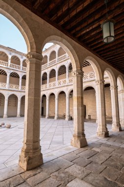 Valladolid, İspanya 2 Ağustos 2025 Valladolid Üniversitesi İç Görünümü, Santa Cruz binası, muhteşem Rönesans avlusu.