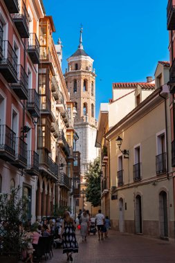 Valladolid, İspanya 2 Ağustos 2025 Santa Maria la Antigua Kilisesi dış görünümü, Romanesk kulesi ve Gotik mimari ayrıntıları içerir..