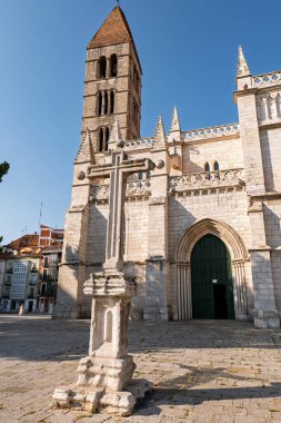 Valladolid, İspanya Santa Maria la Antigua Kilisesi 'nin dış görünüşü, ikonik Roma kulesi ve tarihi mimarisi.