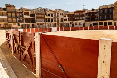 Penafiel, İspanya Plaza del Coso manzarası. Geleneksel ahşap evlerle çevrili tarihi bir meydan. Kültürel ve mimari mirası ön plana çıkarıyor..