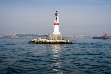 Bir deniz feneri su, güneşli bir gün. Istanbul.