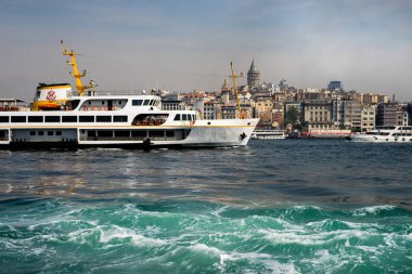 Arka plan ile denize Galata Kulesi feribot. Istanbul.