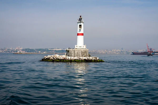 Bir deniz feneri su, güneşli bir gün. Istanbul.
