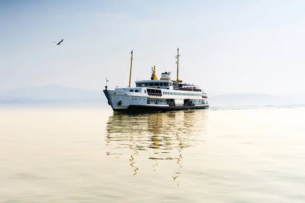 Feribot insanlar bir kıtadan diğerine taşır. Istanbul.